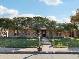 1926 Middle Glen Dr, Carrollton, TX 75007