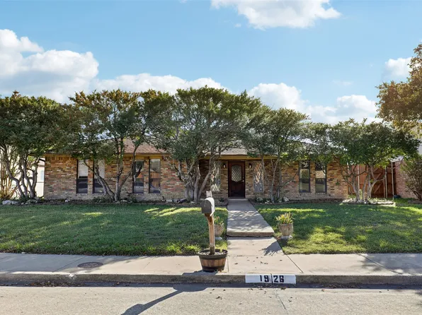 1926 Middle Glen Dr, Carrollton, TX 75007