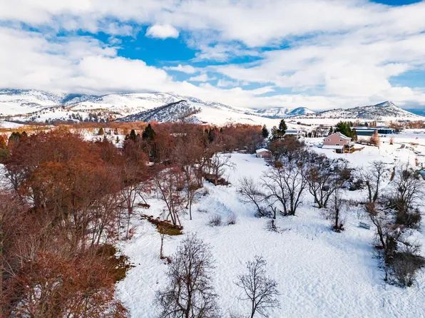 141 Majestic Ln, Ashland, OR 97520