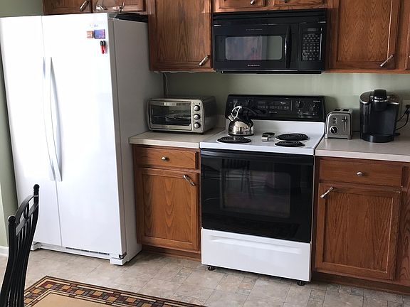 3rd image of 1055 Lake Meadow Ln