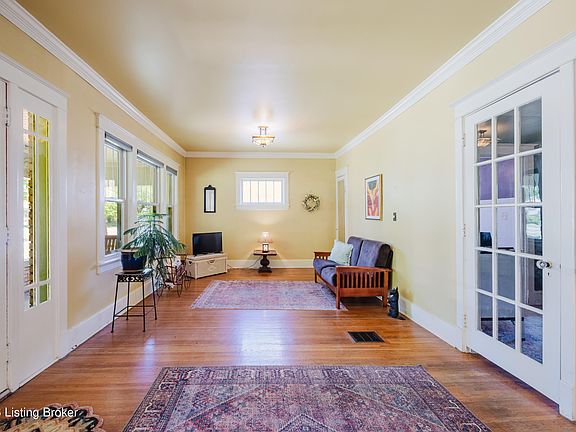 5th image of 2232 Gladstone Ave