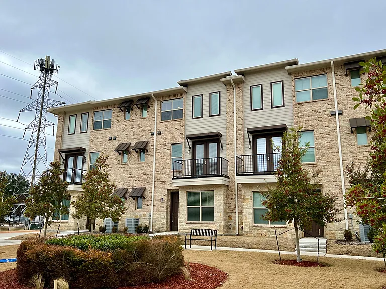 714 N Plano Rd — Photo 2