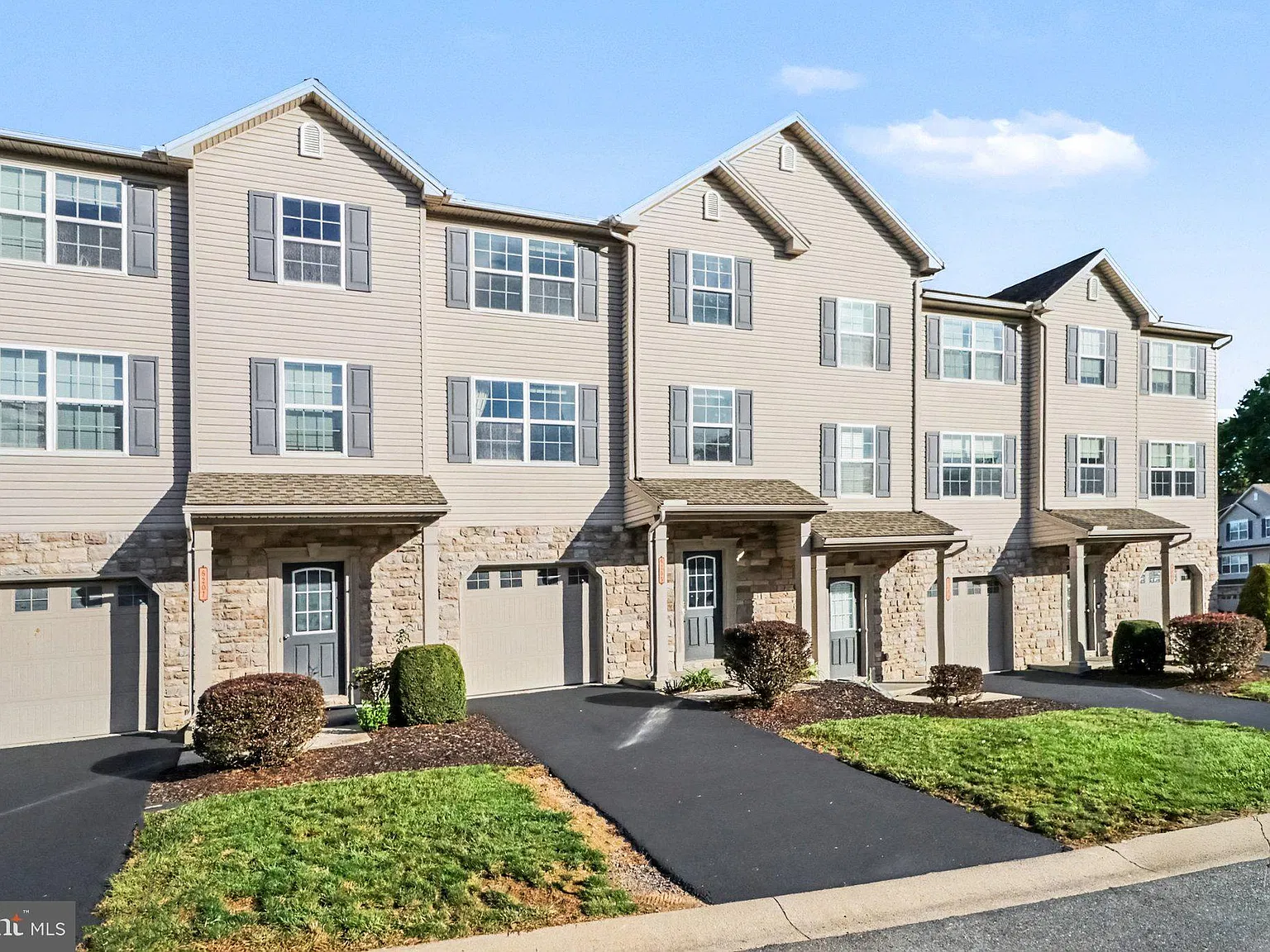 3 bed, 2.5 bath, 2068 sqft, $1,895 — Photo 3