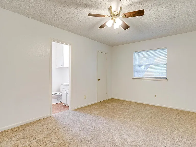 812 E Prairie View Rd — Photo 9
