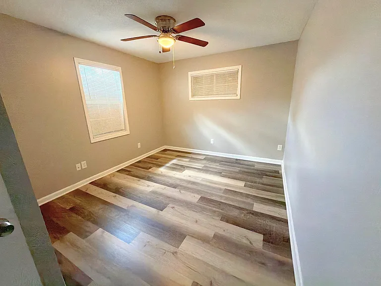 445 W Brooks Rd — Photo 11