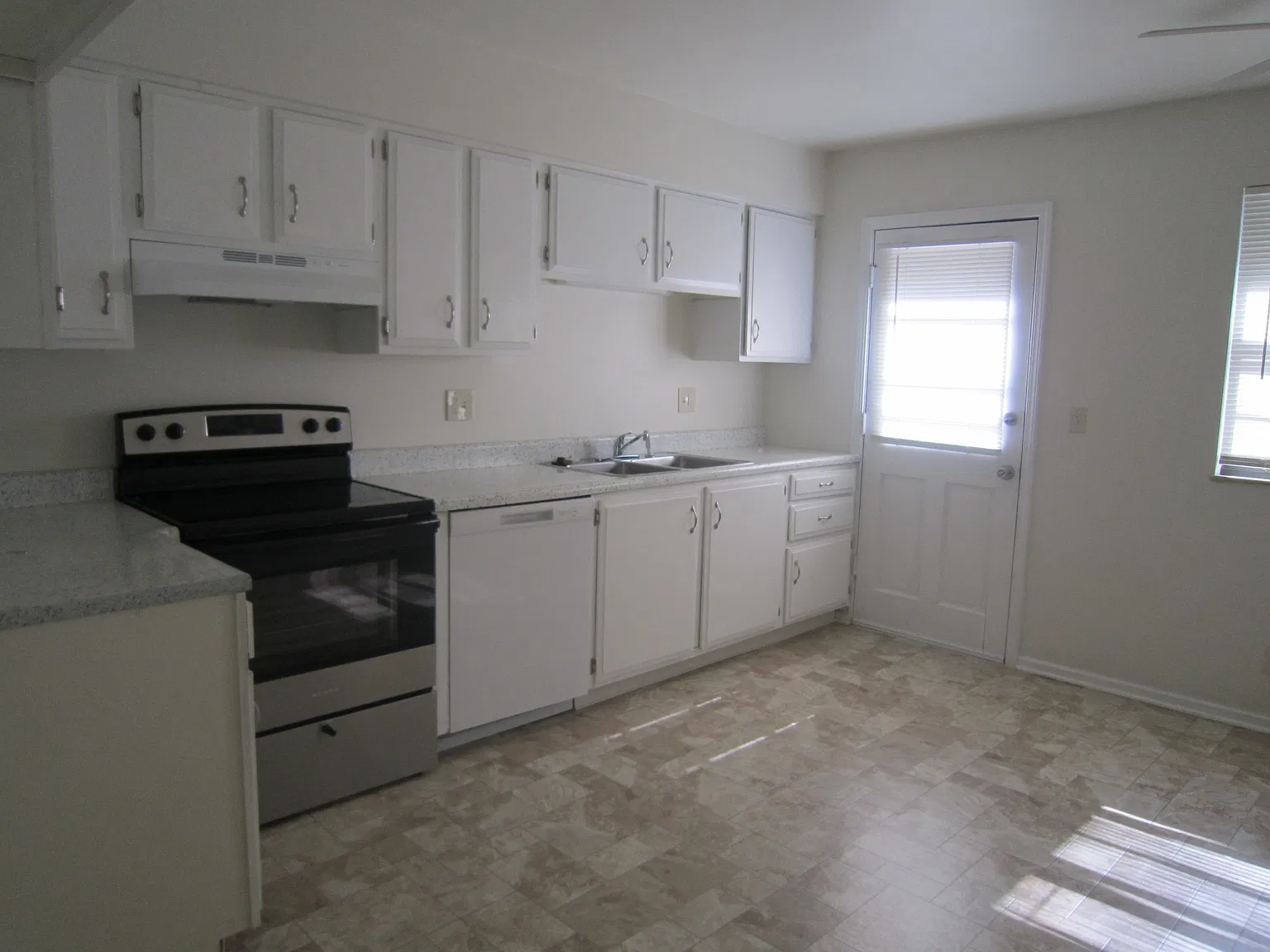 3 bed, 1.5 bath, 1000 sqft, $1,600 — Photo 3