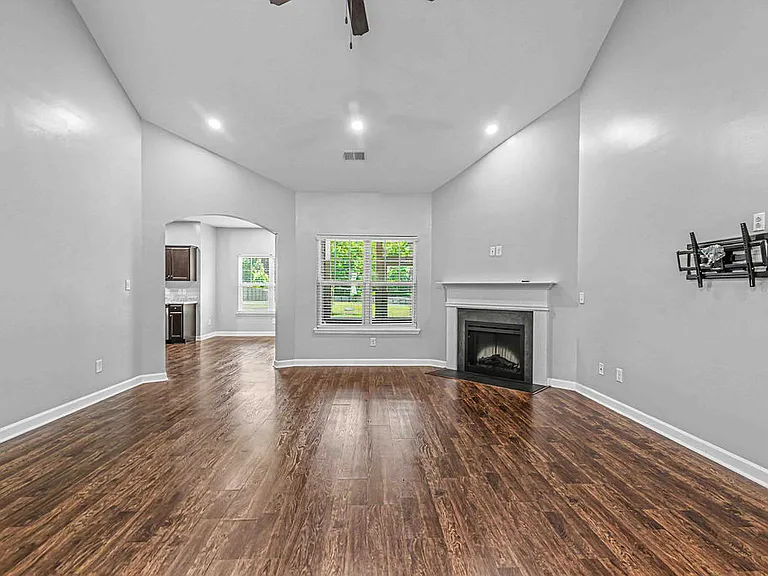 125 Bridgeport Dr — Photo 6