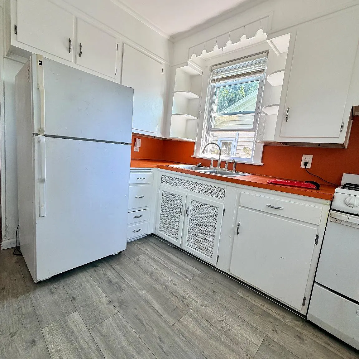 3 bed, 1.0 bath, 2408 sqft, $2,350 — Photo 4
