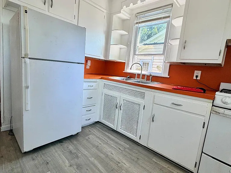 23 Carlton Ave — Photo 4