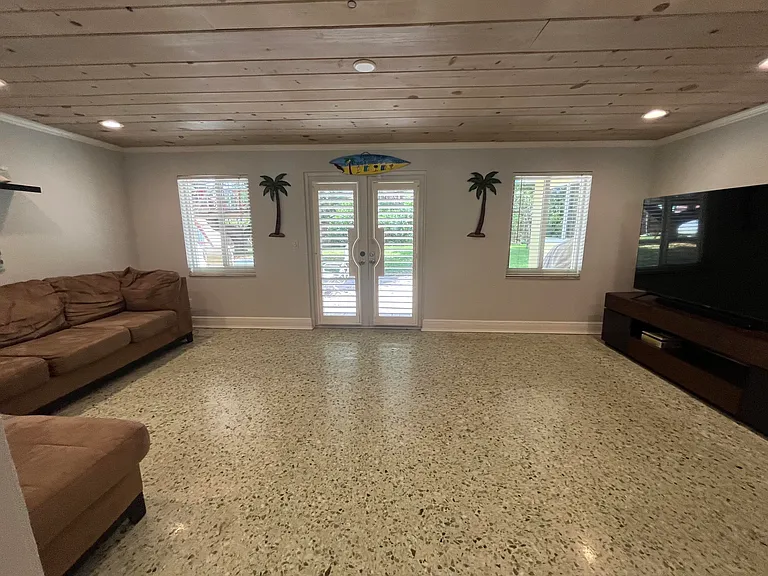 620 NE 9th Ave — Photo 37