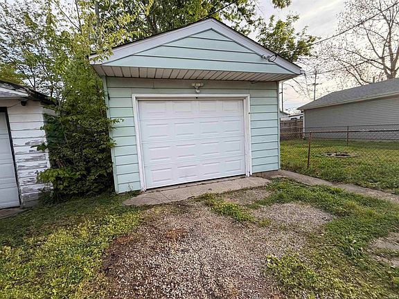 3rd image of 2434 Plum St