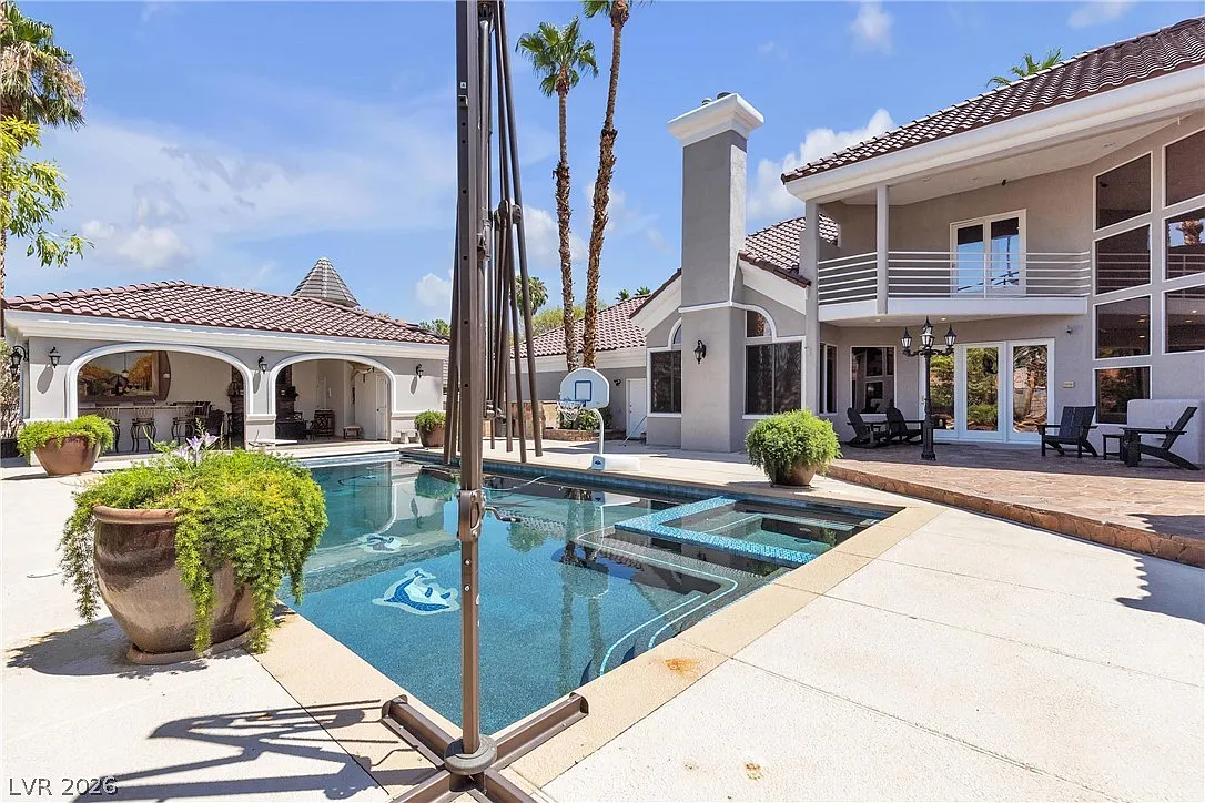5 bed, 6.5 bath, 7228 sqft, $9,500 — Photo 1