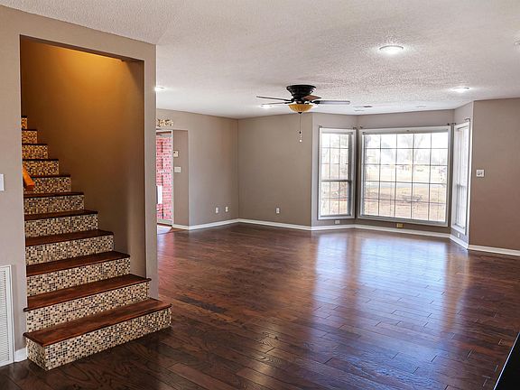 4th image of 127 Murray Dr