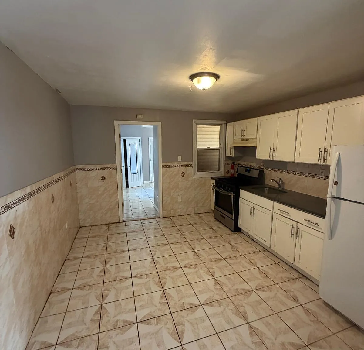 4 bed, $2,350 — Photo 1