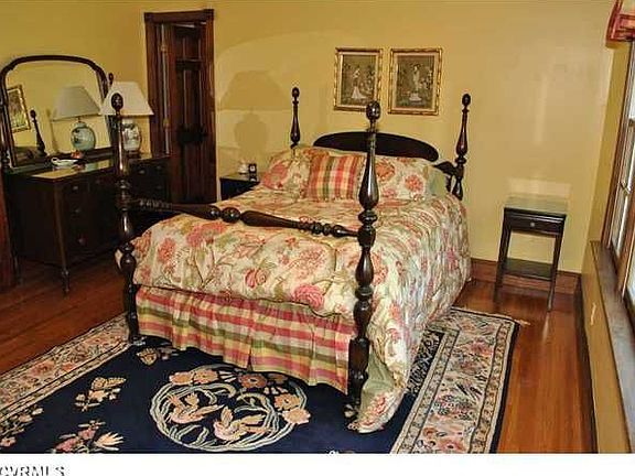 Bedroom w/hardwood floors