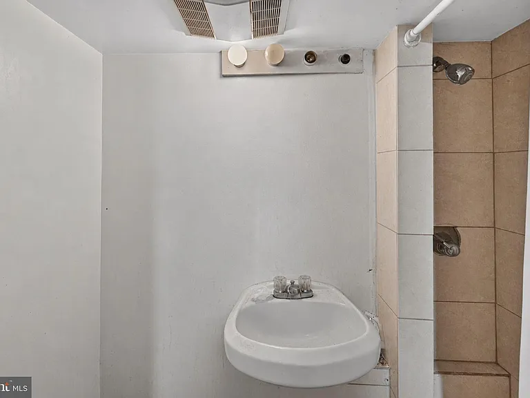 5016 E Capitol St NE — Photo 15