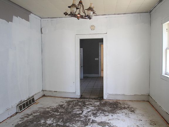 3rd image of 212 Gunnison Ave SW