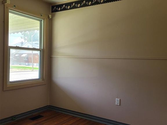 4th image of 1674 Parent Ave