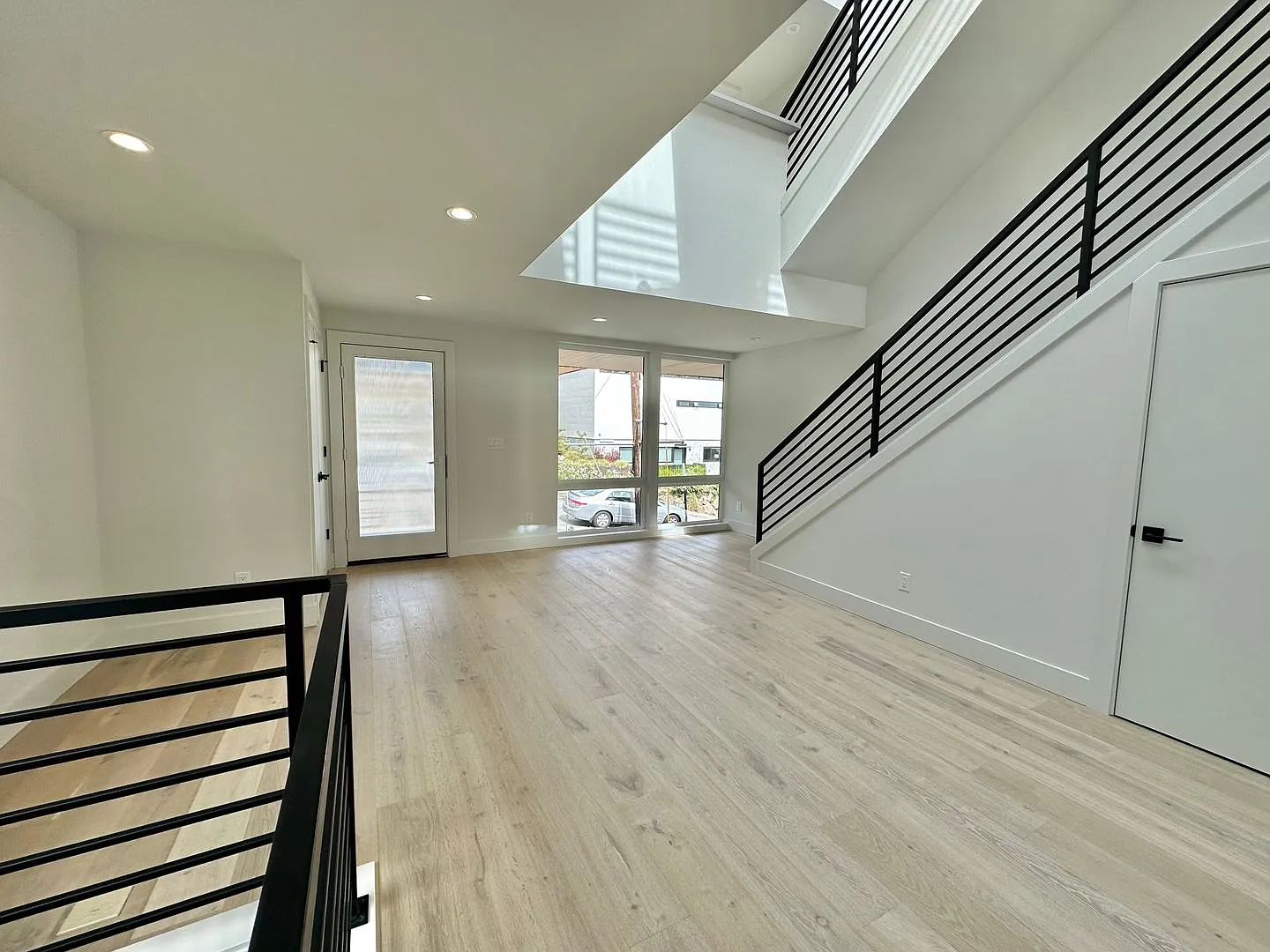 Stunning Queen Anne Home - Incredible Views! Available 10/1/2026! — Photo 3