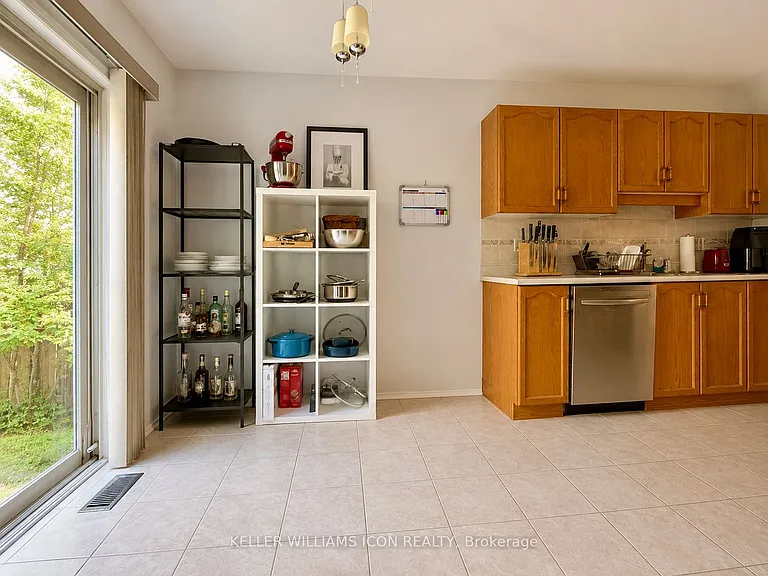 40 Thornbury Cres — Photo 9