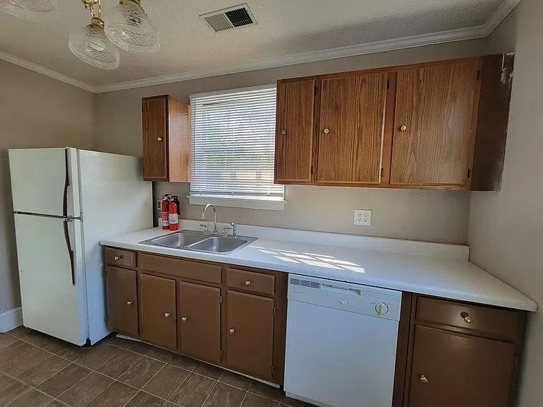 220 Gilleland Dr — Photo 9