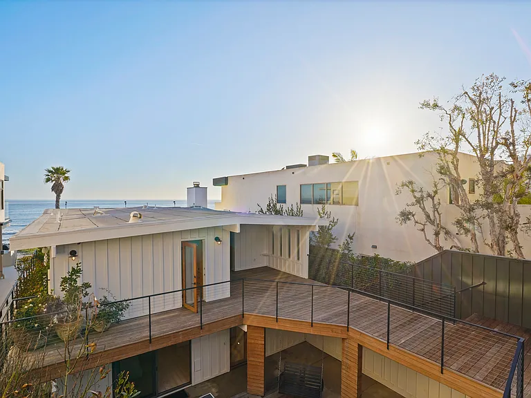 A seamless blend of indoor comfort and open-air beauty.
