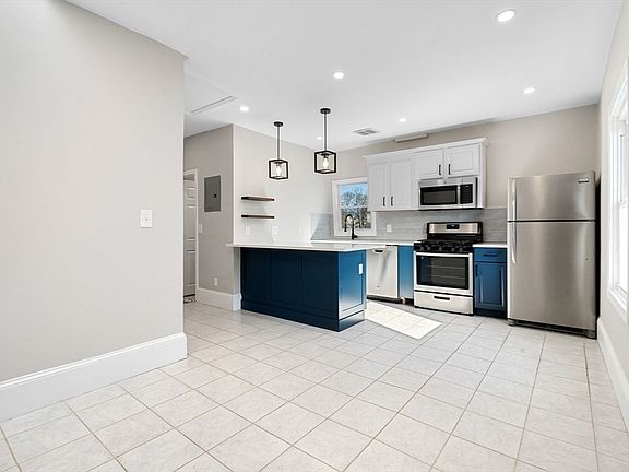 4th image of 16 Hawthorne St