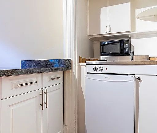 5th image of 21 E 9th St APT 2B