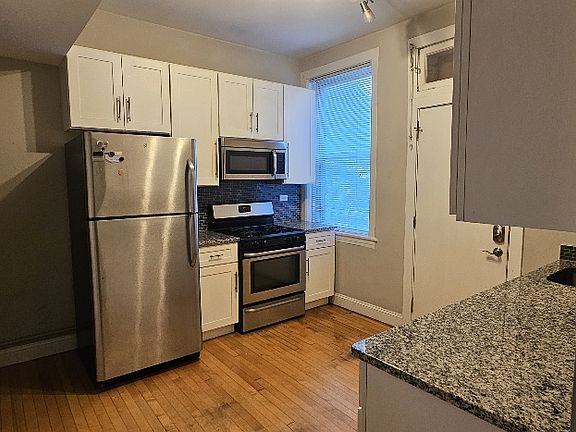 2nd image of 1283 W Victoria St #1A
