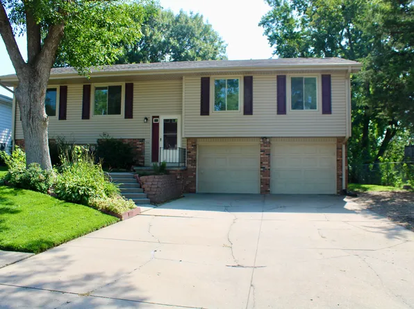 805 Donegal Dr, Papillion, NE 68046