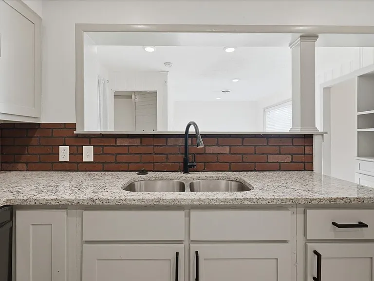1011 Walnut St — Photo 11