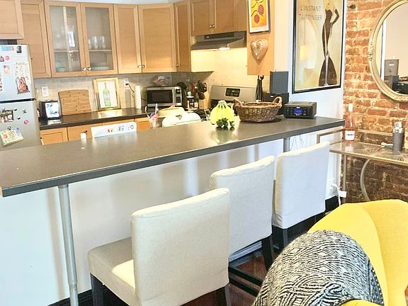 5th image of 186 Van Buren St APT 1