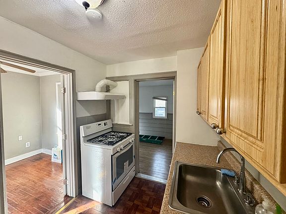 3rd image of 2212 Farrington Ave