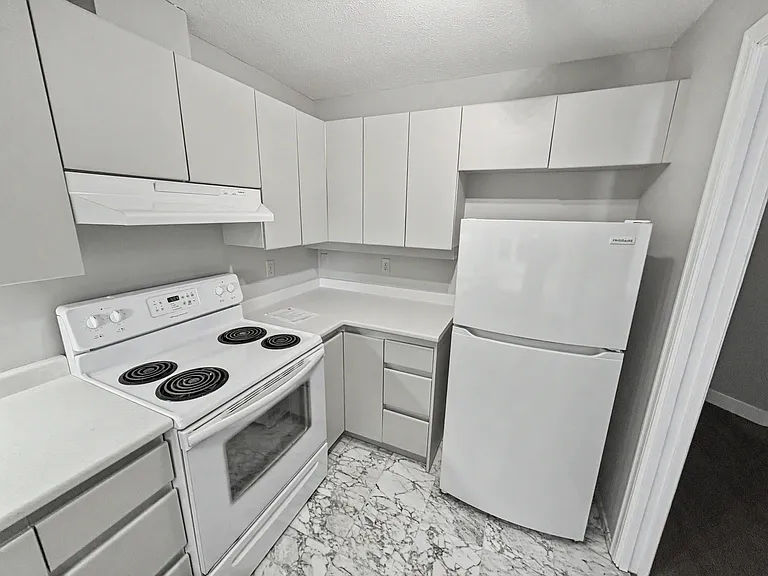 5733 Cambie St — Photo 3