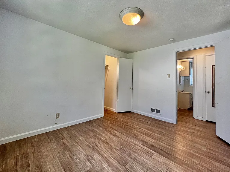 2228 10th Ave — Photo 9