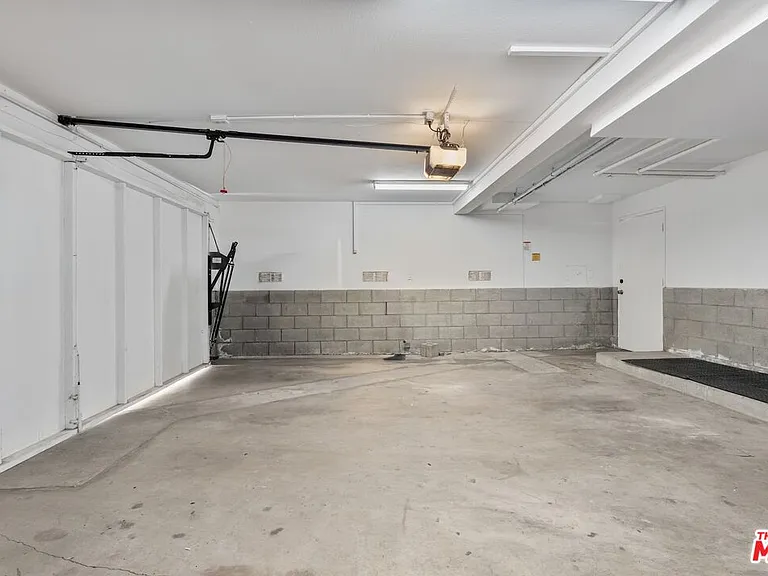 110 E Fleet St — Photo 14