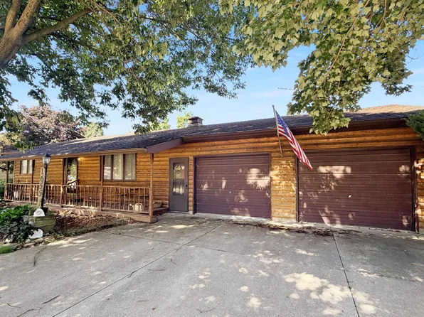 1655 Dorell Dr, Hampton, IA 50441