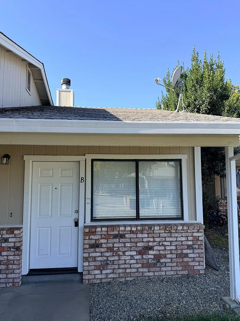Comfortable 2 Bedroom, 2 Bath Home with Garage & Fireplace! — Photo 2