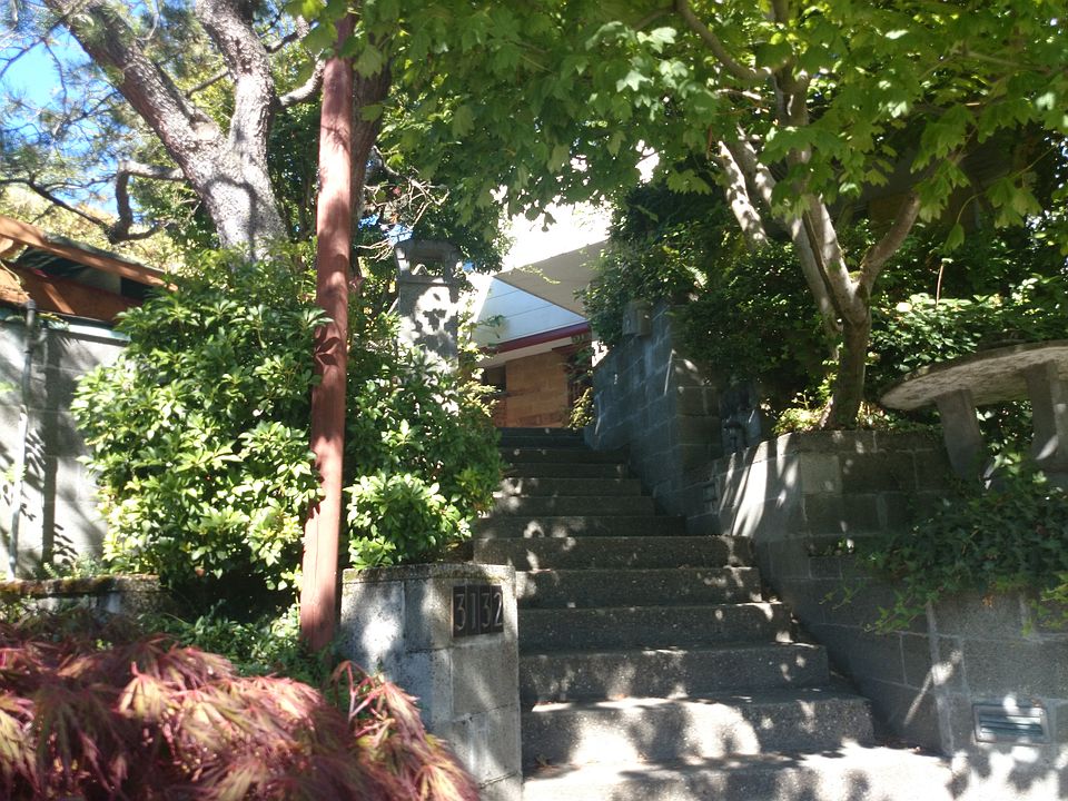 2nd image of 3132 W Laurelhurst Dr NE