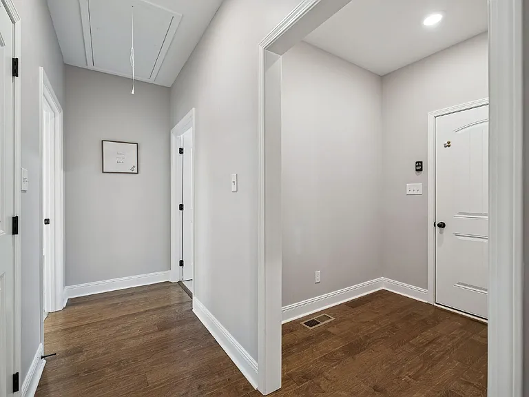 207 Bedford Ct — Photo 19