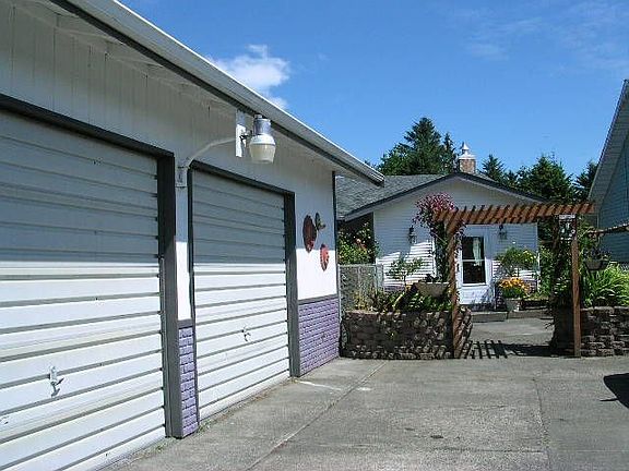 3rd image of 606 Olallie Cir SE