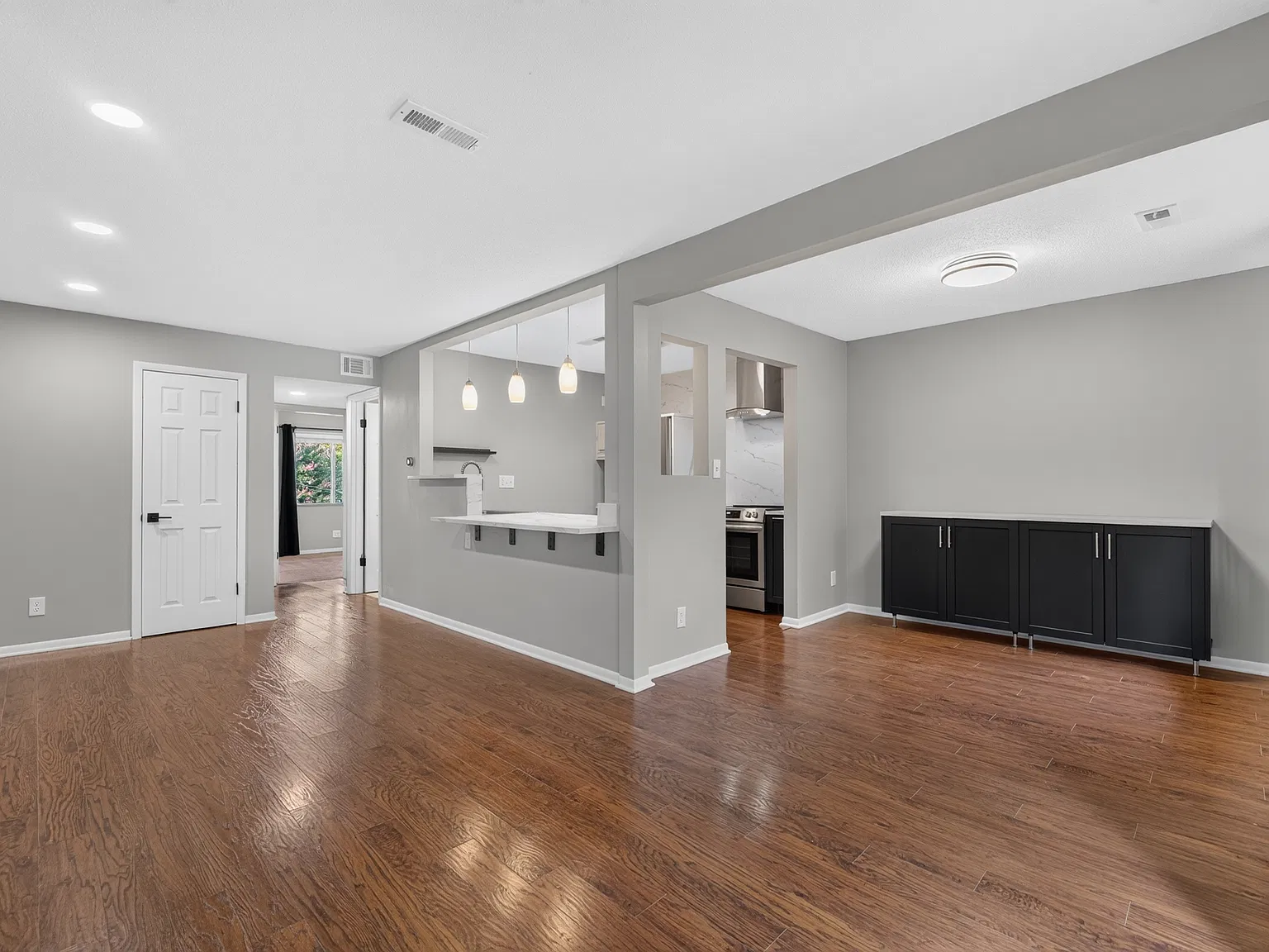 809 W 40th St — Photo 3