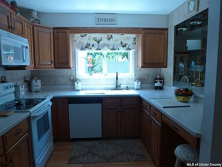 3rd image of 16 Cambridge Ct
