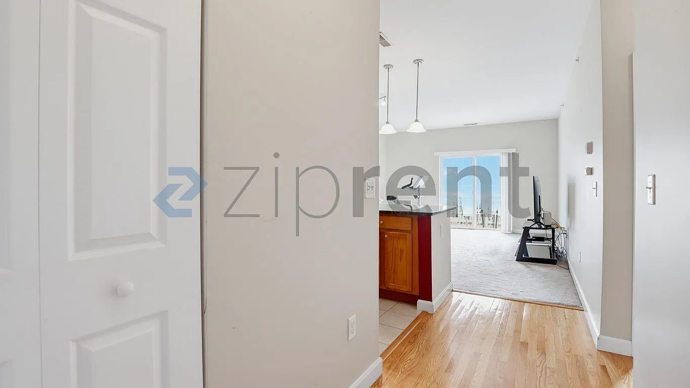 1 bed, 740 sqft, $2,100 — Photo 3
