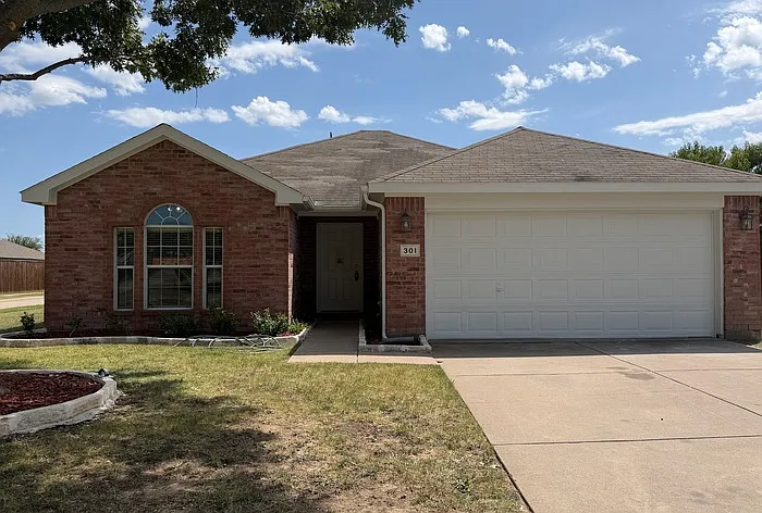3 bed, 2.0 bath, 1391 sqft, $1,695 — Photo 1