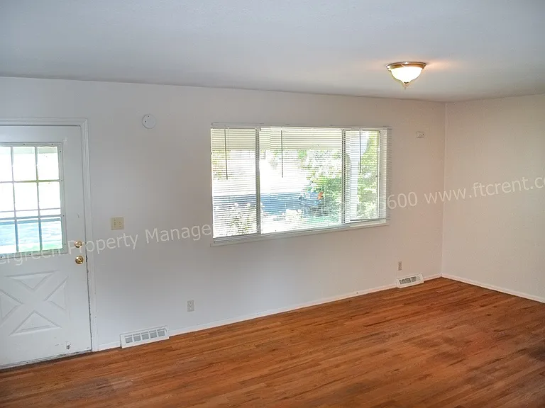1228 Southridge Dr — Photo 2