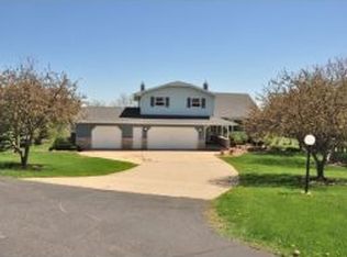 W8045 Hillcrest Ct, Hortonville, WI 54944