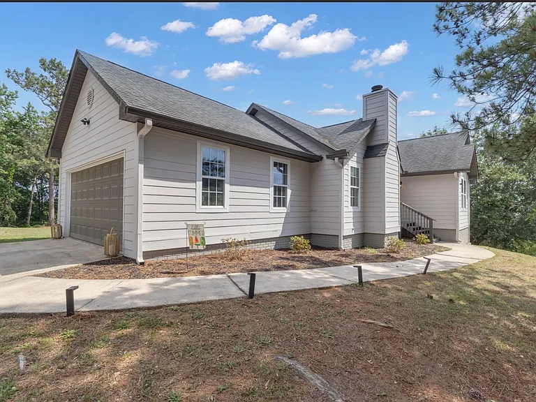 61 Brenda Ct — Photo 2