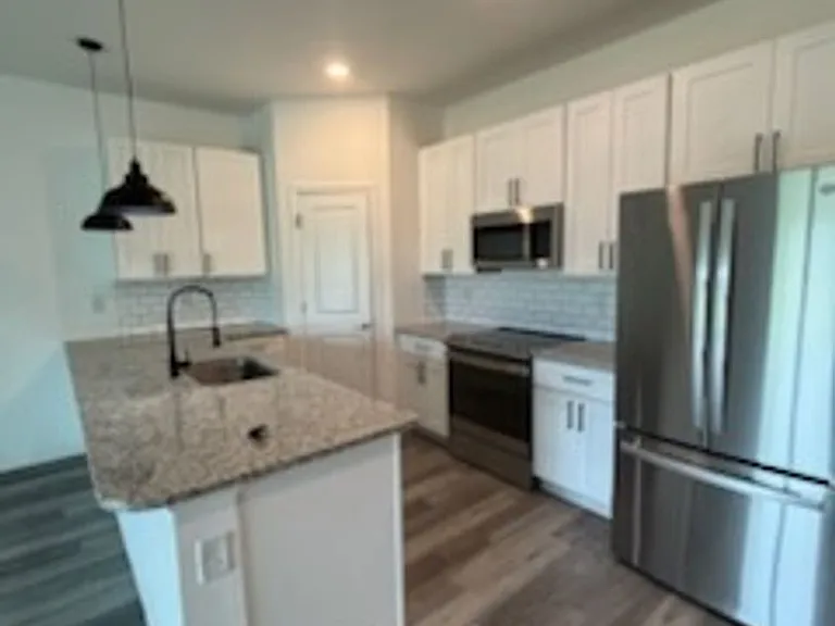 2028 NE 8th Pl — Photo 6