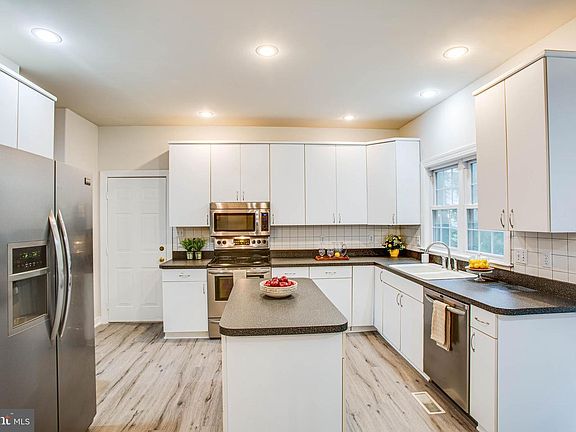3rd image of 10106 Colechester St